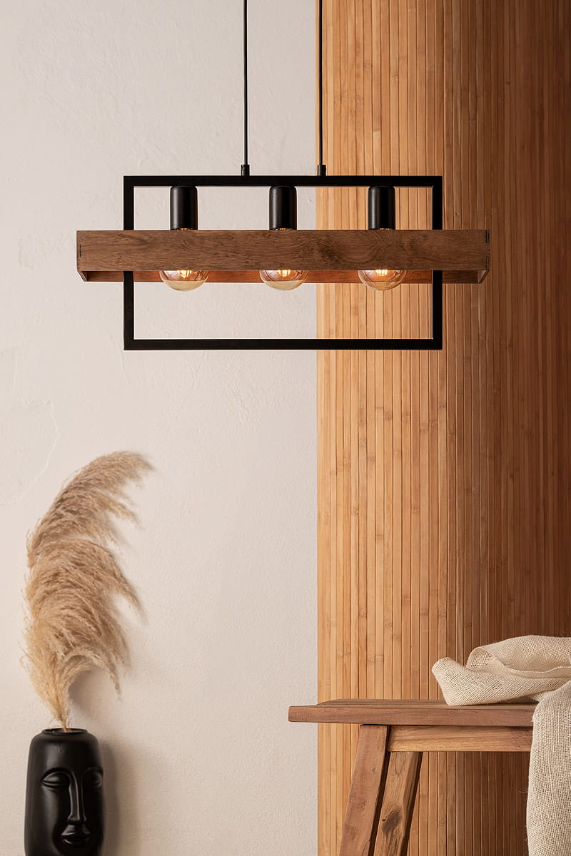 Lampa wisząca Robin 3-punktowa w kolorze czarnym, z drewnianym stelażem. Zawiera trzy przezroczyste żarówki w czarnych oprawkach. Ujęcie frontalne, lampa zawieszona nad drewnianym stołem, w tle widoczna struktura ściany z paneli.
