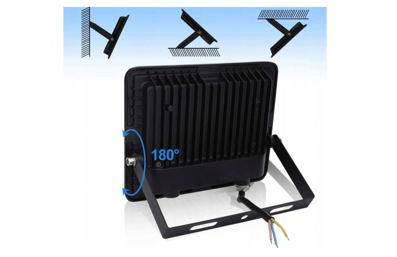 Naświetlacz LED halogen 20W z mocą 1600 lumenów, w kolorze czarnym, z regulowanym kątem 180°. Posiada metalową podstawę i widoczne przewody. Obudowa z radiatorami zapewnia efektywne chłodzenie. Idealny do zastosowań zewnętrznych (IP65).