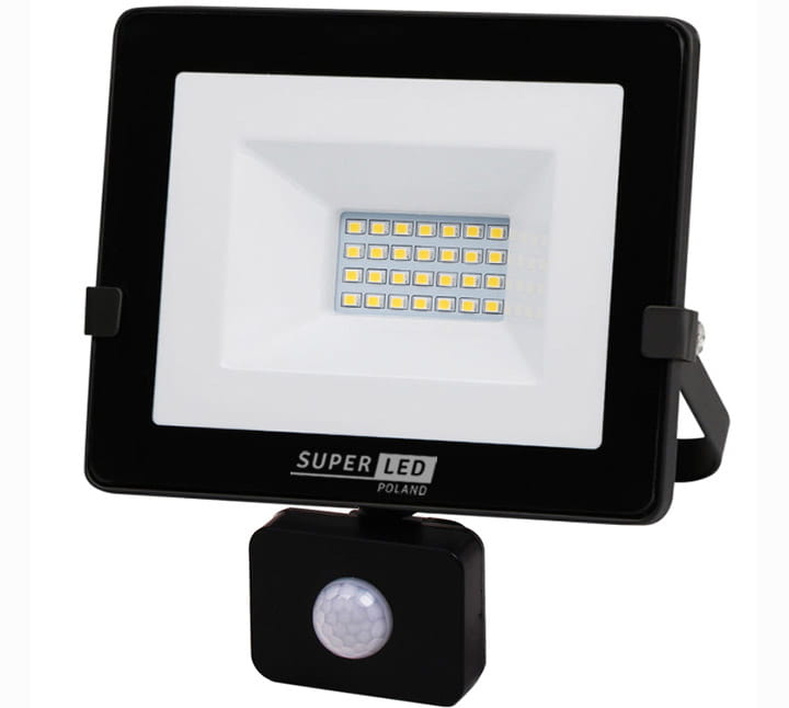 Naświetlacz LED halogen 20W z czujnikiem ruchu, w kolorze czarnym z białą soczewką, z 24 diodami LED na powierzchni. Ujęcie frontalne, produkt stojący z zamontowanym czujnikiem ruchu na dole. Ochrona IP65, przeznaczony do użytku zewnętrznego.