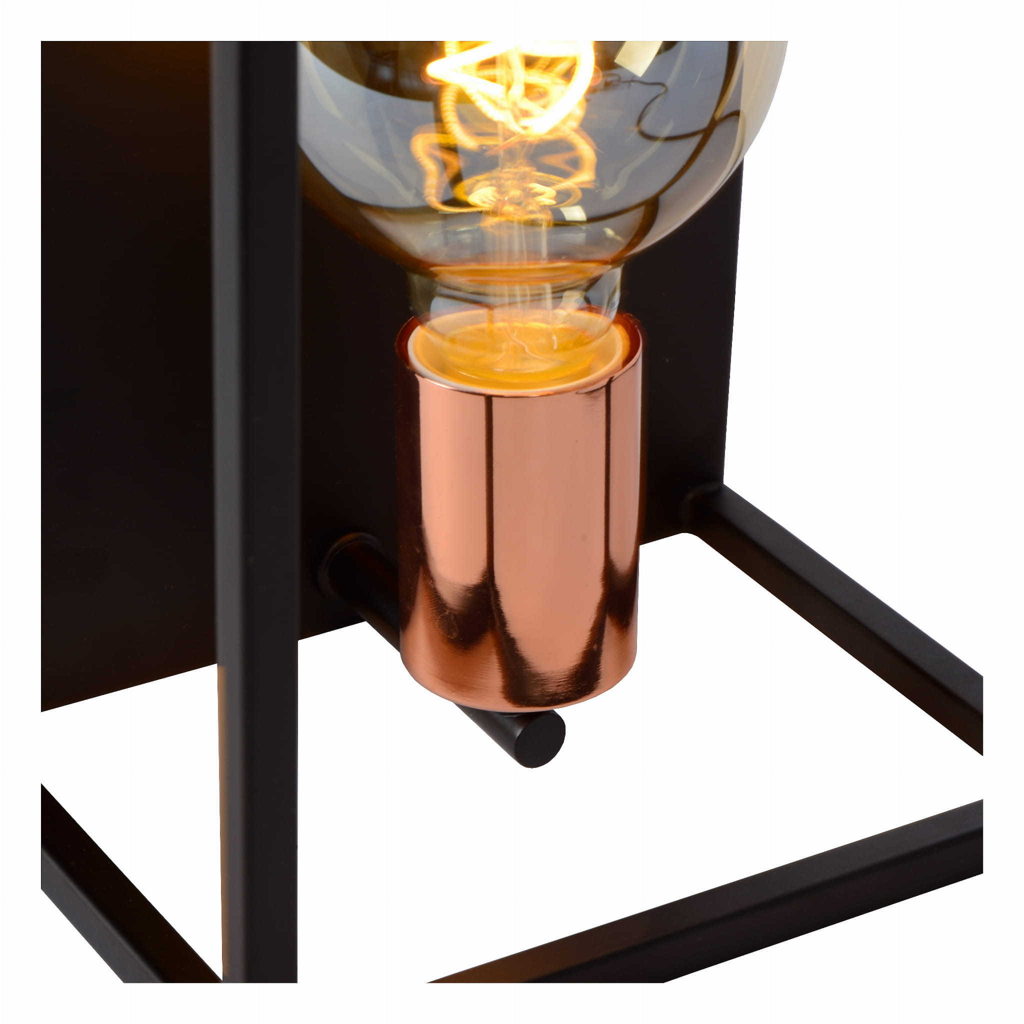 Czarny kinkiet Arthur z metalowym uchwytem w kolorze miedzi. Widziana lampa z bliska, z żarówką w przezroczystej osłonie. Widoczne są detale konstrukcji oraz elementy mocujące. Produkt umieszczony na jednolitym tle.