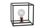 Lampa stołowa Arthur 1-punktowa, czarna, z metalową ramą w kształcie sześcianu. Wewnątrz znajduje się żarówka o okrągłym kształcie, osadzona w miedzianym uchwycie. Produkt ustawiony na płaskiej powierzchni, na białym tle.