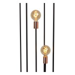 Czarna lampa podłogowa Arthur z trzema punktami świetlnymi. Wyposażona w przezroczyste klosze z żarówkami w stylu vintage, zamontowana na prostych, czarnych prętach. Klosze połączone z mosiężnymi elementami. Ujęcie frontalne, na jednolitym tle.