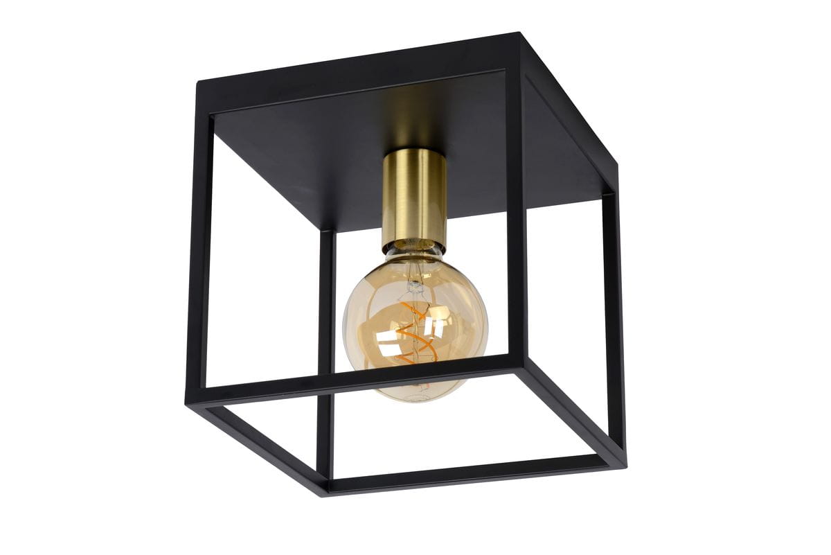 Czarna lampa sufitowa Ruben 1-punktowa z kwadratowym metalowym ramieniem. Widoczna żarówka w szklanej bańce, z mosiężnym mocowaniem. Lampa zamontowana na suficie, frontalny widok. Idealna do nowoczesnych wnętrz.