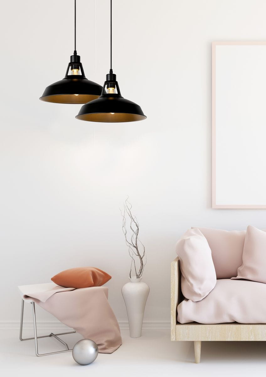 Czarna lampa wisząca Brassy-Bis 1-punktowa z metalowym kloszem, zawieszona na cienkim kablu. Wnętrze klosza w kolorze złotym. Lampa w minimalistycznym stylu, w otoczeniu nowoczesnego wnętrza z jasnymi meblami i dekoracjami.