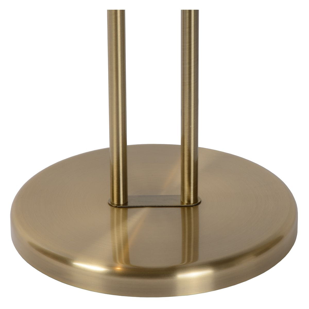 Lampa podłogowa Champion LED 2-punktowa w antycznym mosiądzu, z okrągłą podstawą i dwiema pionowymi rurkami. Widoczny detal wykończenia powierzchni z delikatnym połyskiem. Ujęcie pokazuje dolną część lampy z bliska.