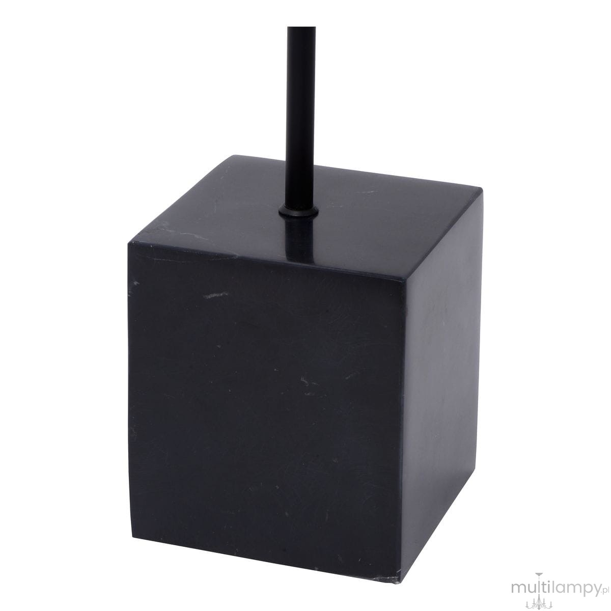Czarna lampa podłogowa Lorin z jednopunktowym źródłem światła, z kwadratową podstawą i cienką, prostą nogą. Widok z boku, ukazujący gładką powierzchnię podstawy. Idealna do nowoczesnych wnętrz.