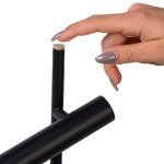 Czarna lampa stołowa LED Philon o prostym, minimalistycznym designie. Ujęcie z bliska, ręka dotyka górnej części lampy, ukazując jej funkcjonalność. Produkt wykonany z metalu, z wykończeniem w matowym kolorze.