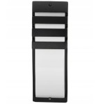 Kinkiet elewacyjny ogrodowy Viki w kolorze czarnym z jedną oprawą E27. Prosty, prostokątny kształt z białym kloszem, podzielony na trzy poziome pasy. Zamontowany w pozycji pionowej, widoczny montaż na górze.