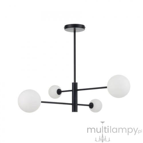 Czarna lampa wisząca Dorado LP-002/4P BK z czterema kulistymi kloszami z białego szkła, umieszczona na prostym, metalowym stelażu. Lampa w nowoczesnym stylu, montowana sufitowo, z równomiernym rozkładem światła.