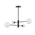 Czarna lampa wisząca Dorado LP-002/4P BK z czterema kulistymi kloszami z białego szkła, umieszczona na prostym, metalowym stelażu. Lampa w nowoczesnym stylu, montowana sufitowo, z równomiernym rozkładem światła.