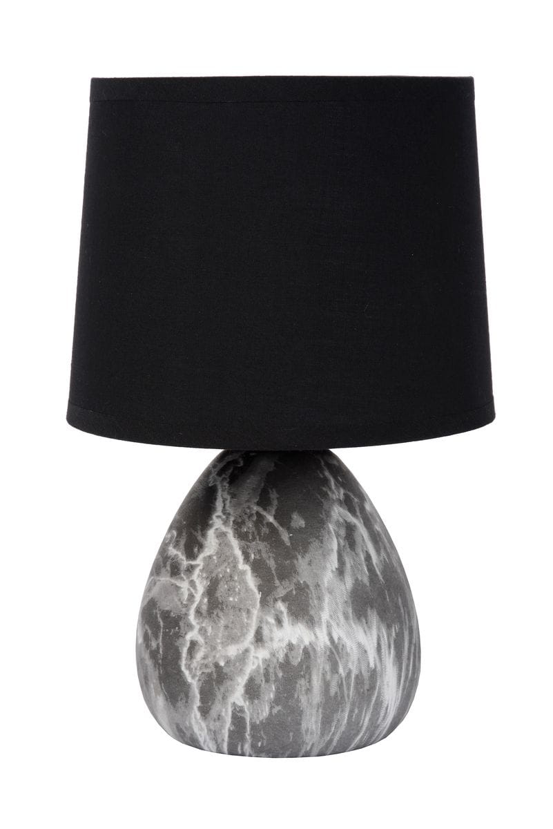 Czarna lampa stołowa Marmo z jednopunktowym źródłem światła, o zaokrąglonym, marmurowym podstawie w odcieniach szarości. Abażur z czarnej tkaniny, w kształcie stożka, umieszczony na górze. Produkt stoi na płaskiej powierzchni.