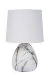 Lampa stołowa Marmo 1-punktowa z podstawą imitującą marmur w białym kolorze z szarymi żyłkami, zakończona okrągłym, białym kloszem. Ujęcie frontalne, lampa stoi na płaskiej powierzchni.