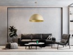 Złota lampa wisząca Sfera D50, okrągła, z matowym wykończeniem, zawieszona nad okrągłym stołem w nowoczesnym wnętrzu. W tle czarna sofa, roślina doniczkowa oraz dekoracyjne elementy, na jasnym tle.