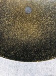 Lampa wisząca Sfera D50 w kolorze złotym i czarnym, widok z góry. Czarne wykończenie zdobione złotymi drobinkami, centralny punkt montażowy w szarości. Elegancki, minimalistyczny design, idealna do nowoczesnych wnętrz.