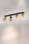 Czarna lampa sufitowa 4-punktowa Zoom z metalowymi złotymi kloszami. Ujęcie z góry, lampy zamontowane na prostokątnej podstawie. Klosze w cylindrycznym kształcie, skierowane w różne strony, emitują jasne światło. Tło jednolite, w jasnych odcieniach.