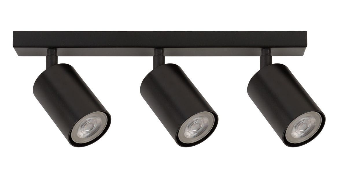 Czarna lampa sufitowa (spot) 3-punktowa z metalowym stelażem. Każdy z trzech reflektorów ma cylindryczny kształt i jest skierowany w dół. Lampa montowana do sufitu, prezentowana z przodu na jednolitym tle.