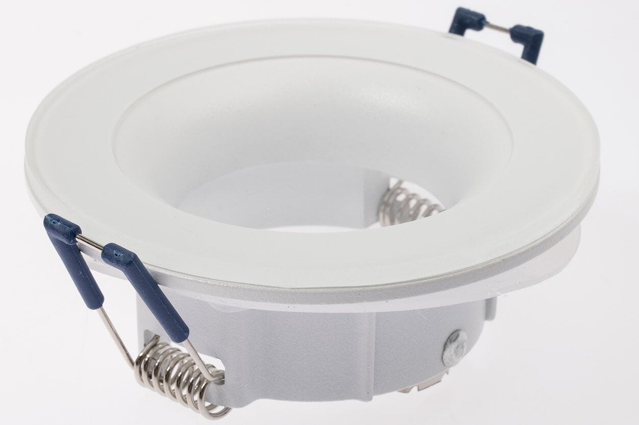 Okrągła oprawa do zabudowy Aqua IP44 w białym kolorze. Produkt widoczny z boku, z metalowymi sprężynami mocującymi i widocznym gniazdem. Prosta, gładka powierzchnia, przeznaczona do montażu w sufitach.