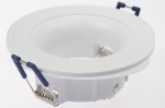 Okrągła oprawa do zabudowy Aqua IP44 w białym kolorze. Produkt widoczny z boku, z metalowymi sprężynami mocującymi i widocznym gniazdem. Prosta, gładka powierzchnia, przeznaczona do montażu w sufitach.