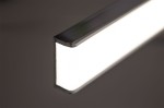 Kinkiet łazienkowy Venus LED IP44 w kolorze chromu, o długości 60 cm i mocy 12W. Zbliżenie na prostokątny, płaski panel świetlny z białym, matowym źródłem światła, umieszczony w metalowej ramie. Produkt zamontowany w pozycji poziomej.