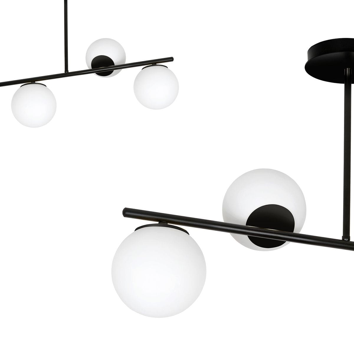 Czarna lampa wisząca Bior 4-punktowa z białymi kulistymi kloszami. Produkt ma prostą, nowoczesną konstrukcję z metalowym stelażem i czterema źródłami światła. Ujęcie z góry, ukazujące detale kloszy i ich rozmieszczenie.