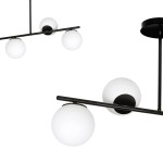 Czarna lampa wisząca Bior 4-punktowa z białymi kulistymi kloszami. Produkt ma prostą, nowoczesną konstrukcję z metalowym stelażem i czterema źródłami światła. Ujęcie z góry, ukazujące detale kloszy i ich rozmieszczenie.