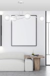 Lampa wisząca Halldor 6-punktowa w kolorze białym, z okrągłymi, mlecznymi kloszami, zawieszona na delikatnej metalowej konstrukcji. Produkt umieszczony w nowoczesnym wnętrzu, w pobliżu białej kanapy i drewnianego stolika.