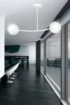 Lampa wisząca Halldor 2-punktowa w białym kolorze, z dwoma okrągłymi kloszami. Zawieszona na cienkim, białym kablu w nowoczesnym wnętrzu. Klosze wykonane z matowego szkła, umieszczone na elastycznym ramieniu, co nadaje lekkości i elegancji.