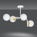 Lampa wisząca Ragnar 4-punktowa, biała z złotymi detalami. Składa się z czterech okrągłych kloszy z matowego szkła, zawieszonych na białej metalowej konstrukcji. Ujęcie z dołu, produkt wisi na suficie, na jednolitym ciemnym tle.