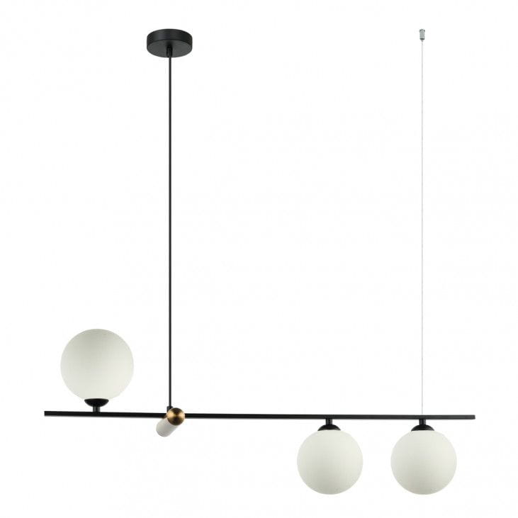 Lampa wisząca Barletta 3-punktowa w kolorze czarnym. Posiada trzy okrągłe, białe klosze oraz metalowy stelaż. Ujęcie z góry pokazuje zawieszenie na długim przewodzie, centralny detal w kolorze złotym. Idealna do nowoczesnych wnętrz.