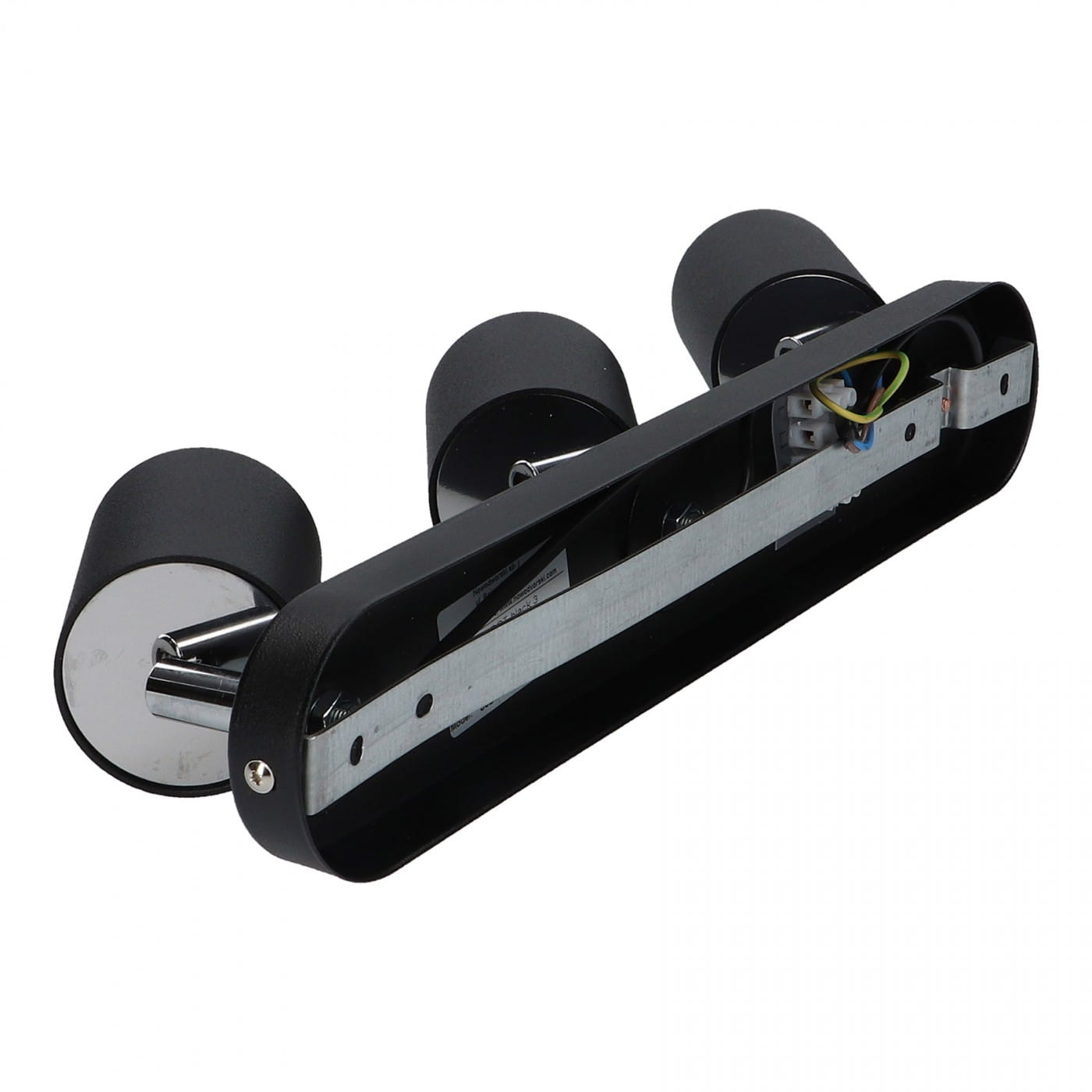 Lampa sufitowa Eye Spot 3-punktowa w kolorze czarnym. Posiada trzy cylindryczne klosze z metalicznymi detalami, zamocowane na prostokątnej podstawie. Klosze są ruchome, co pozwala na regulację kierunku światła.