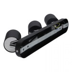 Lampa sufitowa Eye Spot 3-punktowa w kolorze czarnym. Posiada trzy cylindryczne klosze z metalicznymi detalami, zamocowane na prostokątnej podstawie. Klosze są ruchome, co pozwala na regulację kierunku światła.