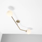 Lampa sufitowa Pure 2-punktowa w kolorze złotym, z dwoma okrągłymi kloszami z mlecznego szkła. Ujęcie z dołu, montowana na suficie, z widocznymi detalami konstrukcji oraz oświetleniem w kształcie kul.