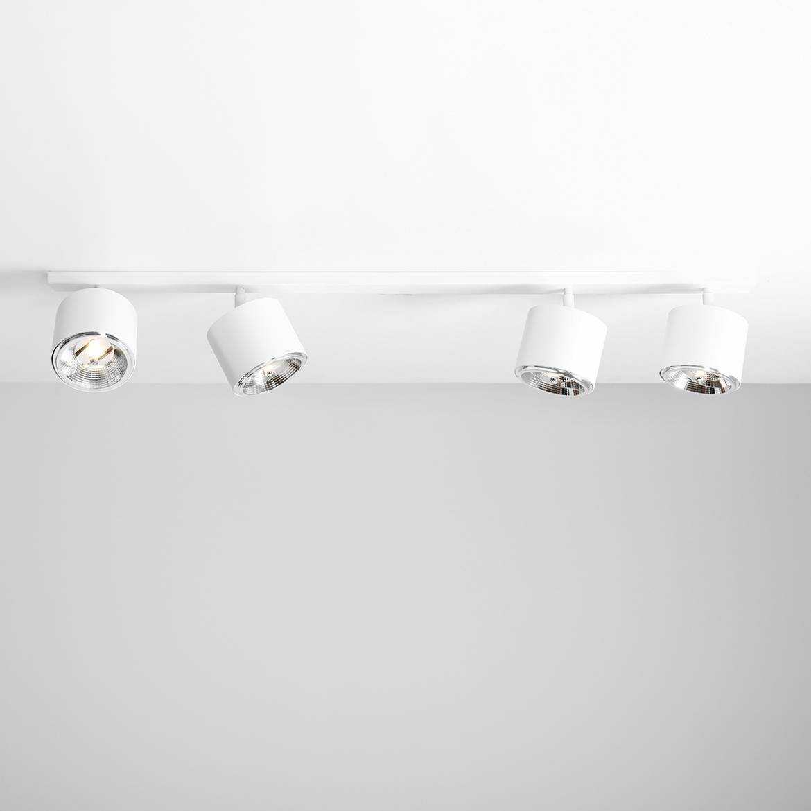 Biała lampa sufitowa 4-punktowa z czterema okrągłymi kloszami, zamontowana na prostym, białym stelażu. Klosze mają lustrzane wnętrza, co podkreśla ich elegancki design. Produkt widoczny z góry, na jednolitym, jasnym tle.