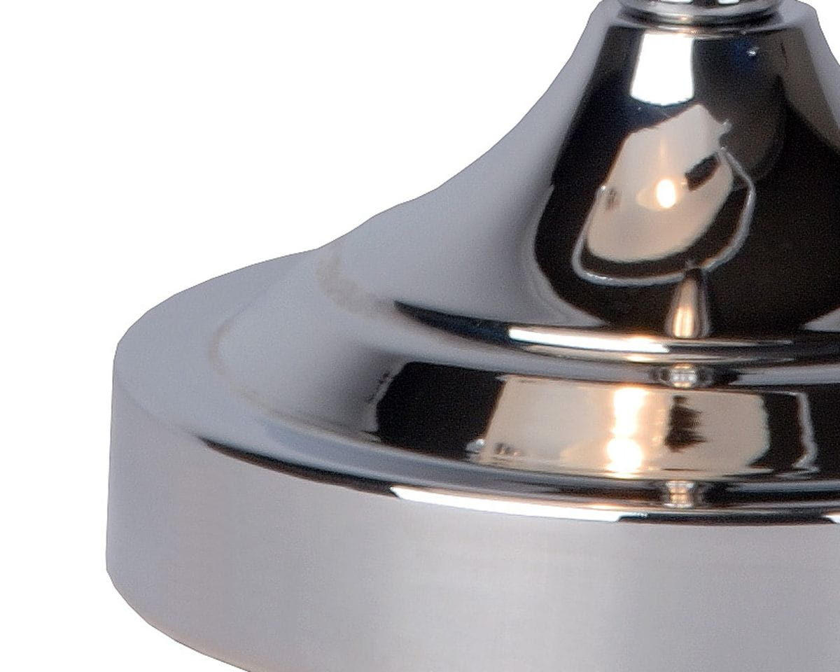 Lampa biurkowa Banker 1-punktowa w kolorze białym i chromowanym. Widoczna metalowa podstawa o błyszczącej powierzchni, z eleganckim kształtem. Ujęcie z bliska, koncentrujące się na detalu podstawy.