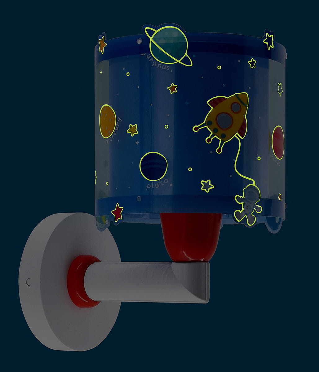 Kinkiet Planety 1-punktowy 41349 w kształcie cylindrycznym, z niebieskim kloszem ozdobionym grafikami planet, rakiety i gwiazd. Utrzymany w kolorach czerwonym i białym, zamontowany na ścianie, z widocznym uchwytem i podświetleniem.