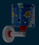 Kinkiet Planety 1-punktowy 41349 w kształcie cylindrycznym, z niebieskim kloszem ozdobionym grafikami planet, rakiety i gwiazd. Utrzymany w kolorach czerwonym i białym, zamontowany na ścianie, z widocznym uchwytem i podświetleniem.