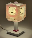 Lampka nocna Baby Jungle w kolorze różowym, z kwadratowym abażurem z motywem lwa i tygrysa, stojąca na prostokątnej podstawie. Wykonana z tworzywa sztucznego, z białym i różowym akcentem. Delikatne światło, idealna do pokoju dziecięcego.