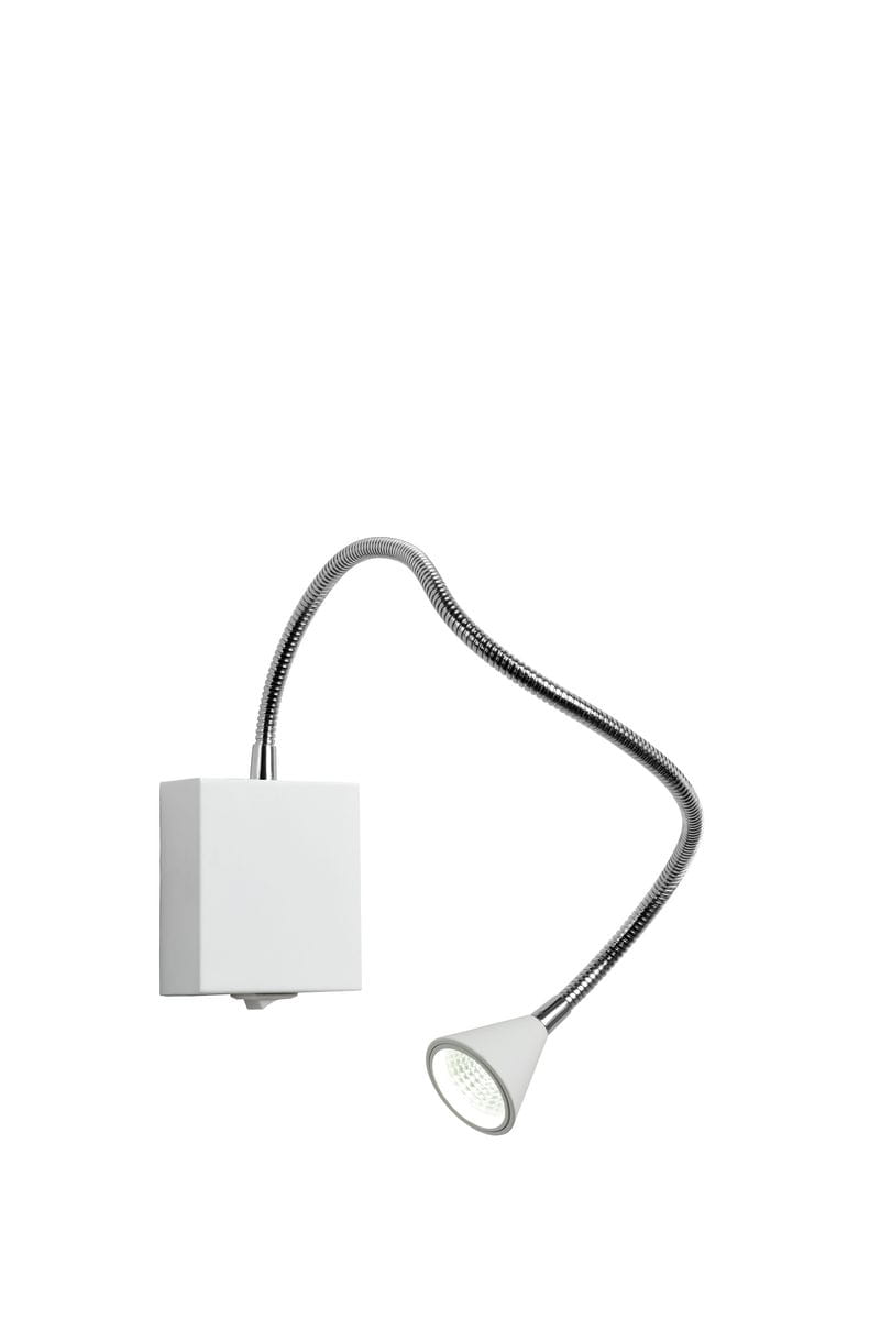 Kinkiet Buddy LED 1-punktowy w kolorze białym z chromowanym elastycznym ramieniem. Abajur w kształcie stożka z diodą LED, zamontowany na kwadratowej podstawie. Produkt wisi w pozycji otwartej, na jasnym tle.