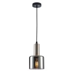 Lampa wisząca Santia 1-punktowa w kolorze nikiel satyna z dymionym kloszem. Stojąca na długim czarnym przewodzie, z widoczną żarówką w środku. Klosz o cylindrycznym kształcie, z metalowym elementem u góry. Tło jasne, minimalistyczne.