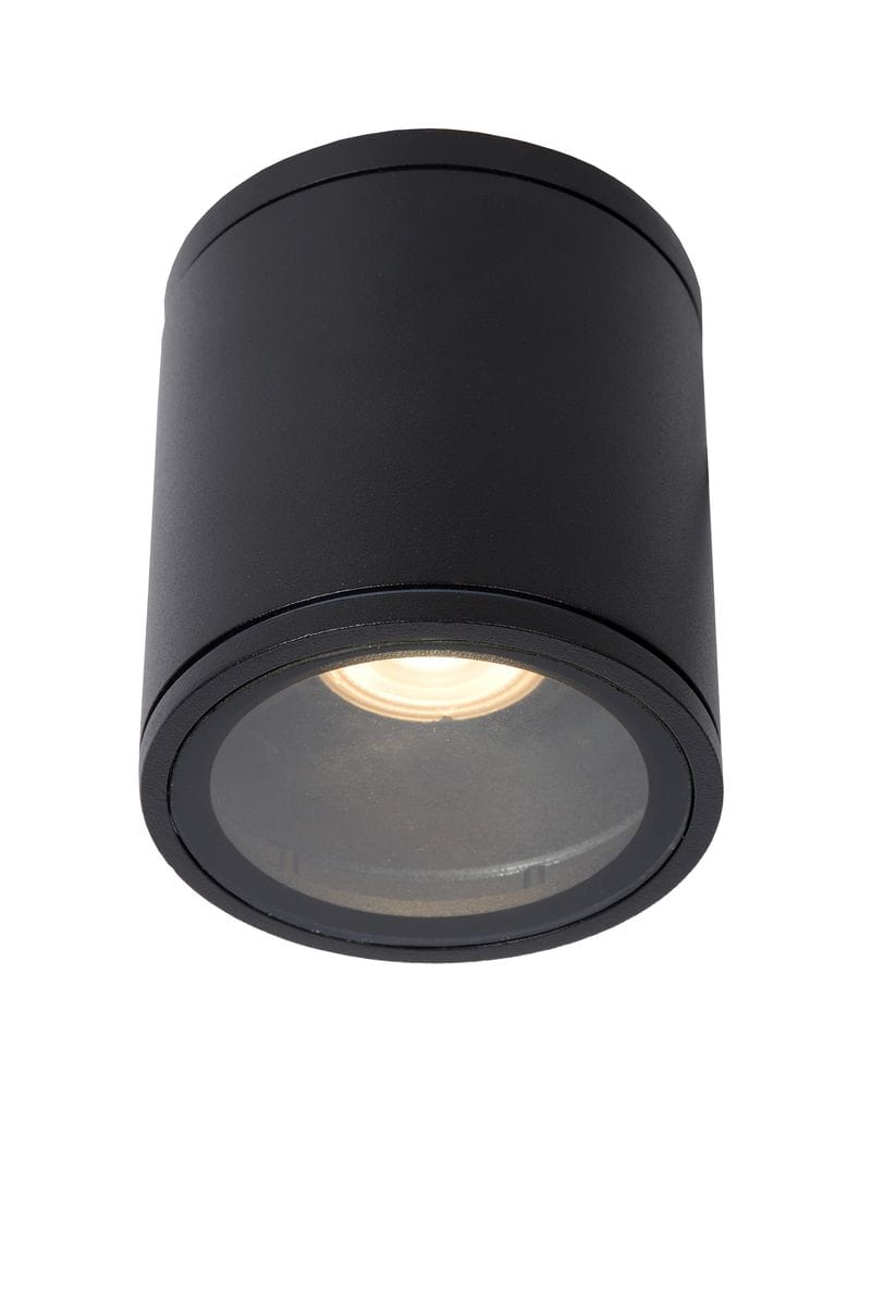 Czarna, okrągła lampa sufitowa Aven IP65 w formie jednopunktowej, zamontowana na gładkiej powierzchni. Widoczny reflektor wewnętrzny. Lampa ma matową, teksturowaną powierzchnię, co podkreśla minimalistyczny design.