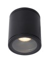 Czarna, okrągła lampa sufitowa Aven IP65 w formie jednopunktowej, zamontowana na gładkiej powierzchni. Widoczny reflektor wewnętrzny. Lampa ma matową, teksturowaną powierzchnię, co podkreśla minimalistyczny design.
