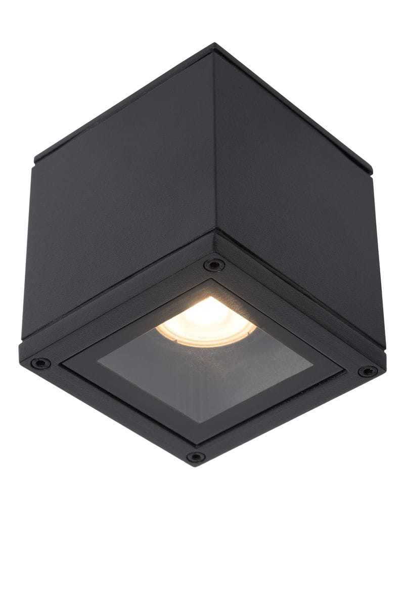 Czarna lampa sufitowa Aven IP65, 1-punktowa, w kształcie sześcianu. Ujęcie z góry z widocznym przezroczystym kloszem, w którym znajduje się okrągła żarówka. W metalowej obudowie widoczne są cztery mocowania. Idealna do wnętrz i na zewnątrz.