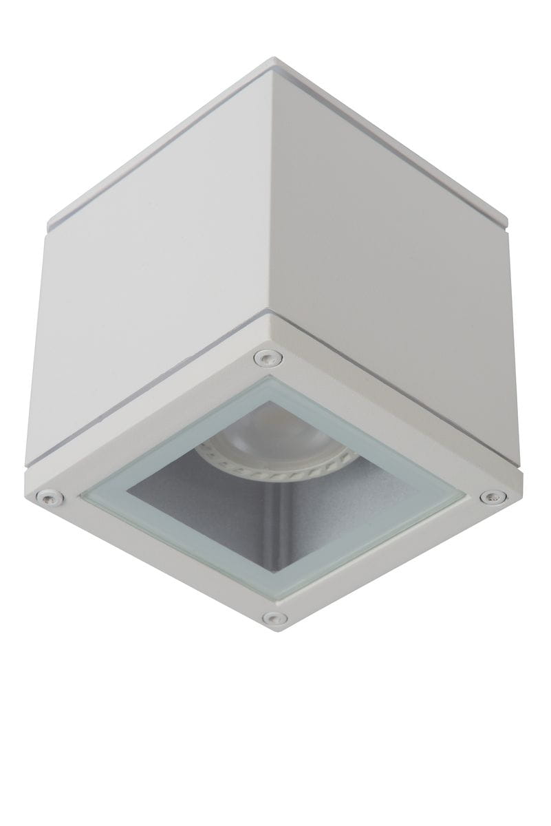 Biała lampa sufitowa Aven IP65 w kształcie kwadratu, z zamontowanym źródłem światła. Widoczna szklana osłona oraz metalowa obudowa z czterema widocznymi wkrętami. Produkt zawieszony w pozycji wiszącej, na jednolitym tle.