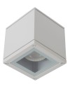 Biała lampa sufitowa Aven IP65 w kształcie kwadratu, z zamontowanym źródłem światła. Widoczna szklana osłona oraz metalowa obudowa z czterema widocznymi wkrętami. Produkt zawieszony w pozycji wiszącej, na jednolitym tle.