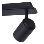 Czarna lampa sufitowa Lennert IP44 z dwoma punktami świetlnymi, umieszczona na prostokątnej podstawie. Ujęcie z boku, z widocznym okrągłym reflektorem, o gładkiej matowej powierzchni. Produkt przeznaczony do użytku wewnętrznego i zewnętrznego.