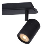 Czarna lampa sufitowa Lennert IP44, 2-punktowa, z podwieszanym kloszem w formie cylindrycznej. Klosz posiada transparentną szybkę, emitującą ciepłe światło. Ujęcie z boku, ukazujące mocowanie i detal klosza.