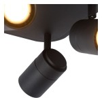 Czarna lampa sufitowa Lennert IP44 z czterema punktami świetlnymi. Ujęcie z zbliżenia, ukazujące jeden z reflektorów na metalowej podstawie. Reflektor ma cylindryczny kształt z matowym wykończeniem.