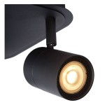 Czarna lampa sufitowa Lennert IP44, 4-punktowa, z regulowanymi reflektorami. Widać szczegóły okrągłej głowicy z żarówką oraz mocowanie do sufitu. Prosta, nowoczesna forma, idealna do oświetlenia wnętrz. Kąt ujęcia z boku, ukazujący detal lampy.
