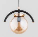 Lampa wisząca Korda 1-punktowa w złotym kolorze, z okrągłym kloszem w odcieniu brązowym. Metalowy stelaż w czerni z ozdobnymi złotymi detalami. Ujęcie frontalne, lampa zawieszona na cienkim kablu, prezentuje elegancki design.
