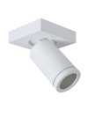 Biała lampa sufitowa Taylor IP44 w kształcie cylindrycznym, zamontowana na kwadratowej podstawie. Wykonana z matowego materiału, z widoczną oprawką na żarówkę. Ujęcie z boku, ukazujące kąt nachylenia reflektora.